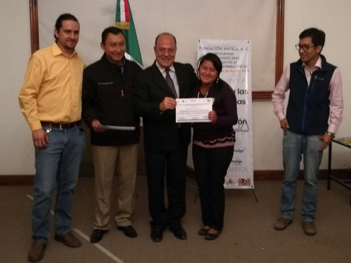 RcuetoV's tweet photo. Hoy entregué 65 reconocimientos a participantes en Taller "La lectura y las TIC" impartido @FundacionAntiga en @CCcasanoj Quetzaltenango 1/2 https://t.co/J3ez062E7Z