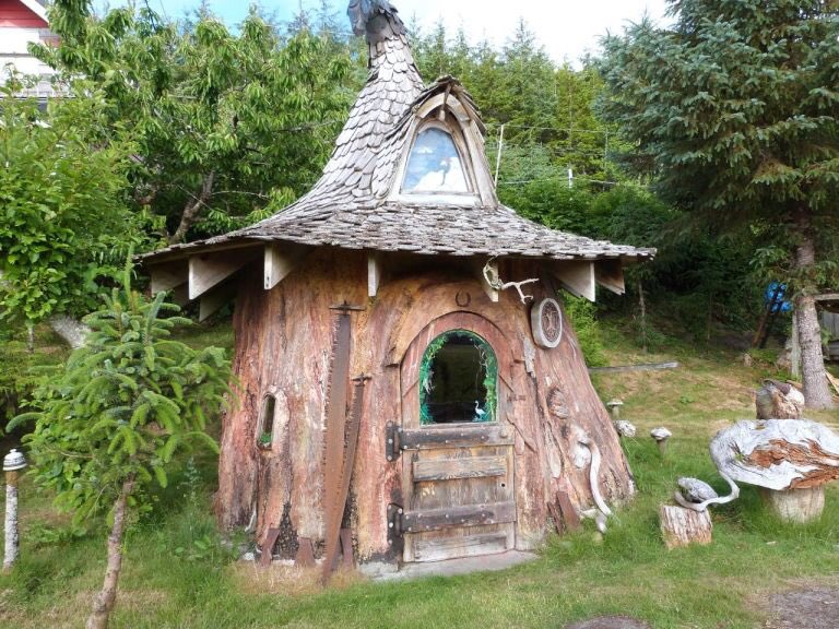 TheSoccerLifee's tweet photo. Took 22 years to carve this tree stump into a tiny home https://t.co/B3YXGrUVIs