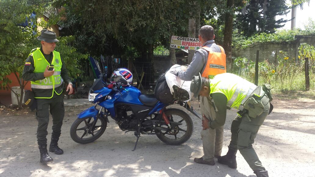 PoliciaIbague's tweet photo. La unidad Móvil de Carabineros realiza control, registro y solicitud de antecedentes vereda #Cural aplicando el sistema de Seguridad rural https://t.co/mXK80C6wk9