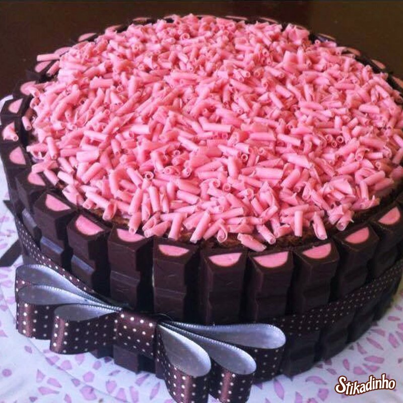 Stikadinho's tweet photo. A nossa vontade é de mergulhar nesse bolo de Stikadinho feito pela @cristinamulhenhoff 😍 https://t.co/324GaVJsUj