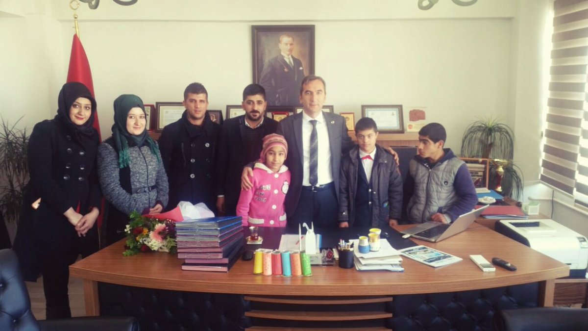 eruh_kaymakam's tweet photo. Eruh ��zel Rehabilitasyon Merkezi öğrencileri ve öğretmenleri Kaymakam DAYANÇ'ı makamında ziyaret etti...#eruh https://t.co/TyQsA7zgqI