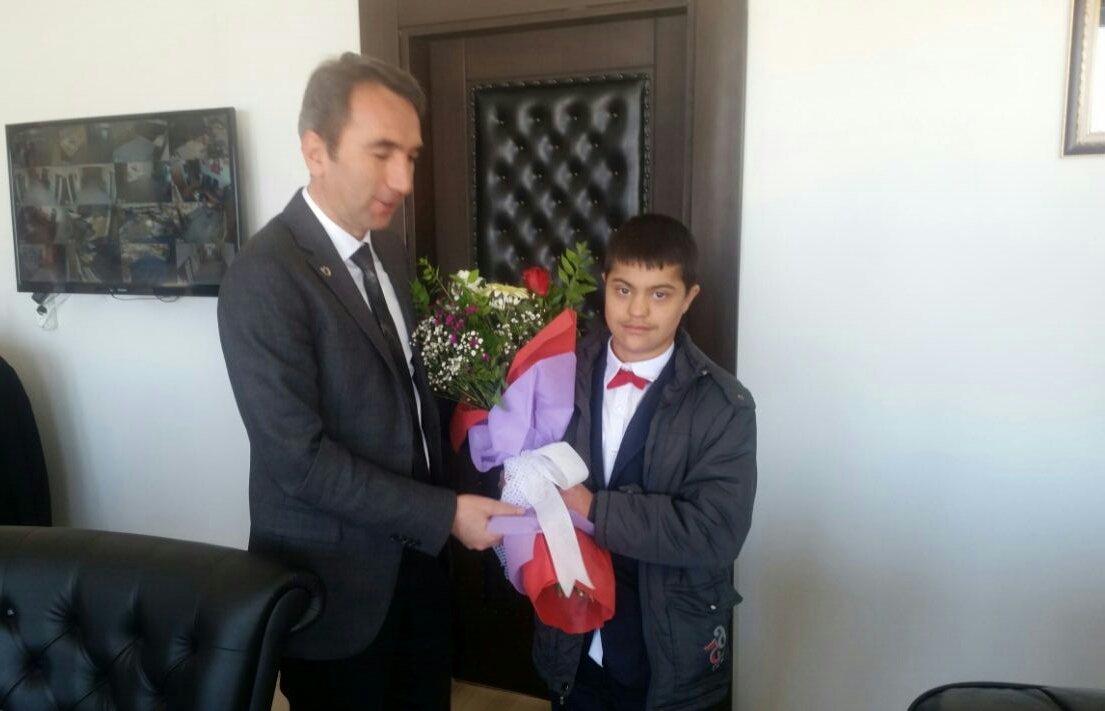 eruh_kaymakam's tweet photo. Eruh ��zel Rehabilitasyon Merkezi öğrencileri ve öğretmenleri Kaymakam DAYANÇ'ı makamında ziyaret etti...#eruh https://t.co/TyQsA7zgqI