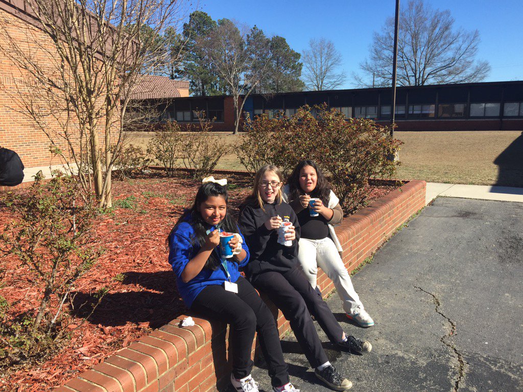 RMSRebels's tweet photo. Such a nice day to award perfect attendance! #itsahillthing  @rcsraiders https://t.co/suE1YMROKD