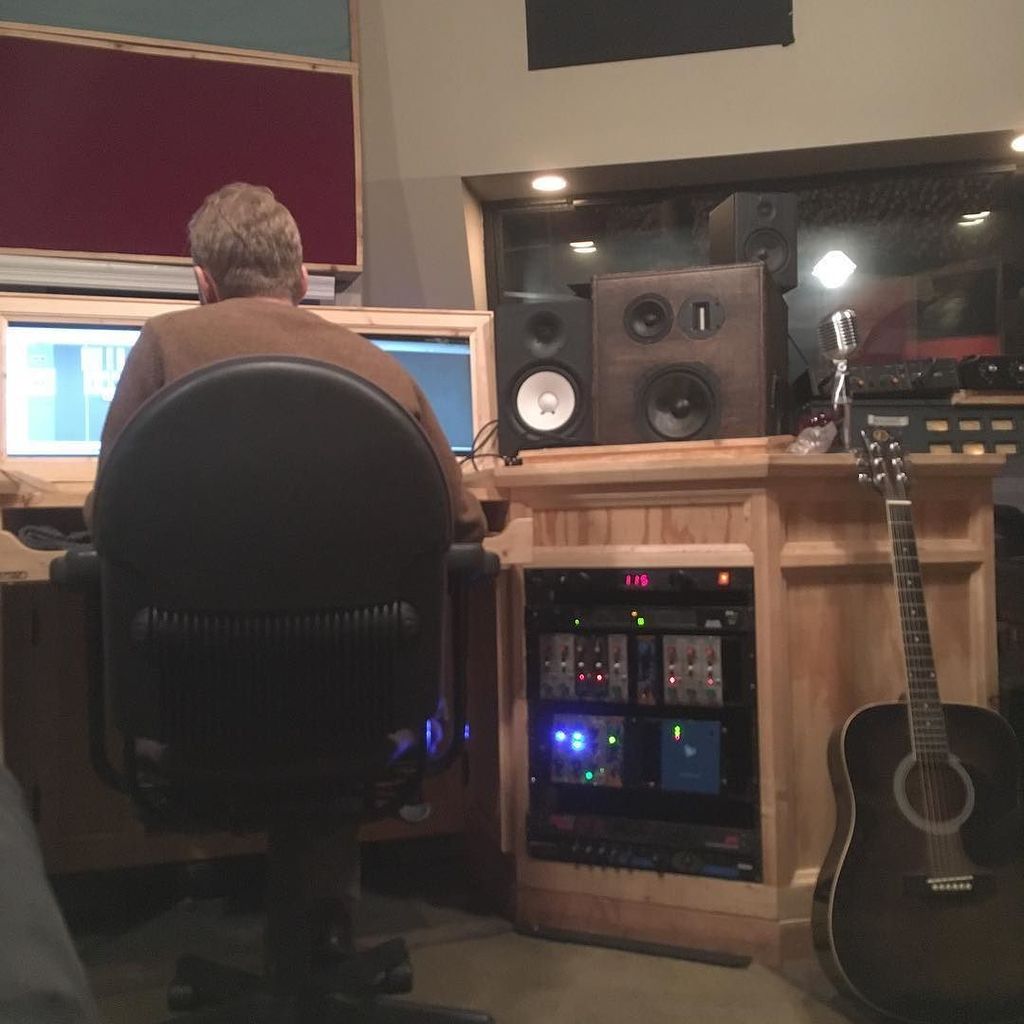 badracket's tweet image. Henri is working on Neighborhood Connections podcast. Makin friends and gettin in touch wi… ift.tt/2kHhFLc