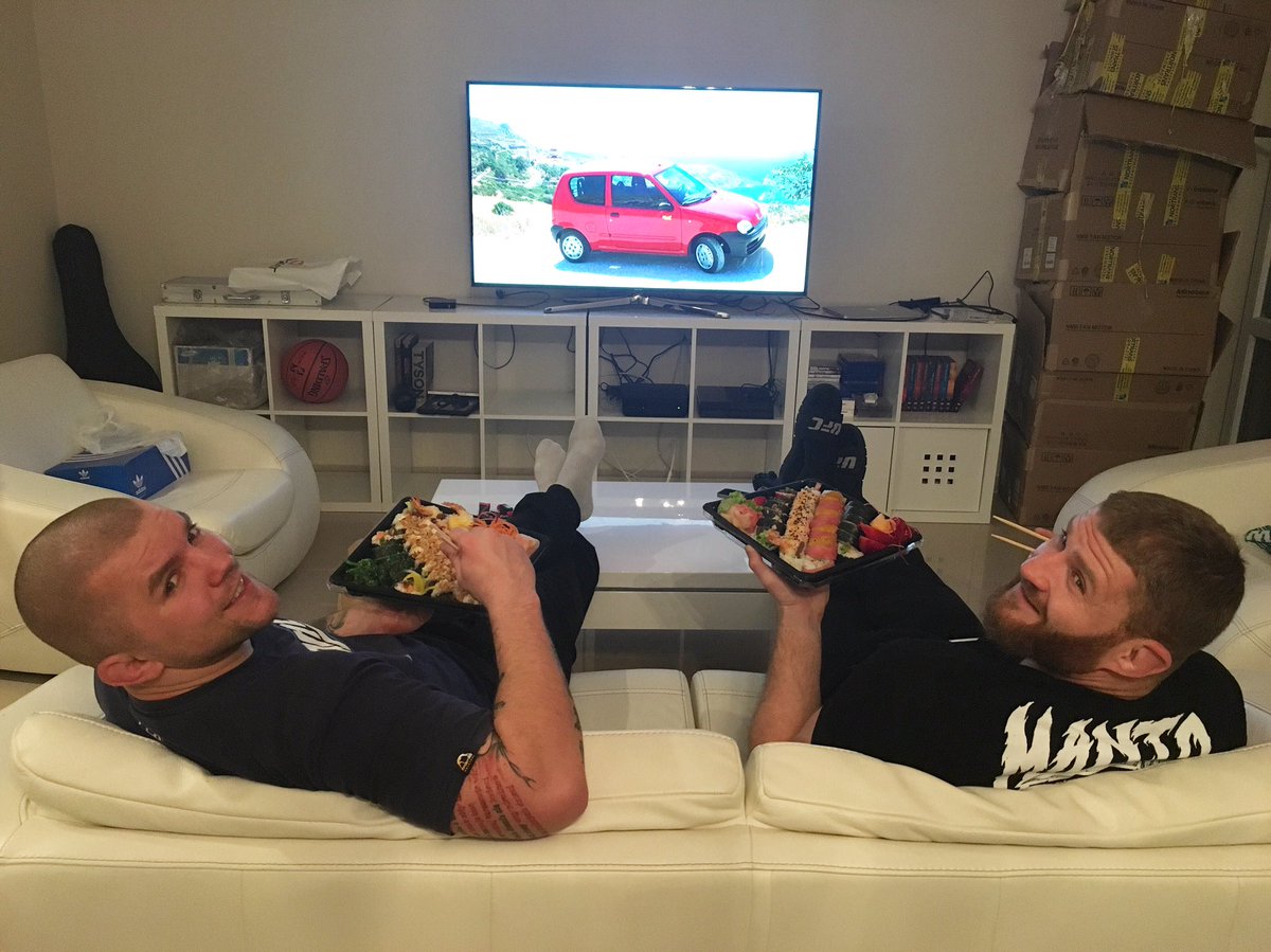 Jurasmma's tweet image. Sąsiad wpadł i wybieramy jakieś niezawodne fury na lato😁 oczywiście z @kame__sushi 👊🏻 #seicento #panzerwóz #kamesushi #blachowicz #juras