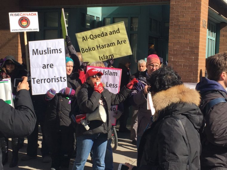 elamin88's tweet photo. Fear is emboldened. Hate is emboldened. Just over a dozen gathered outside Masjid Toronto today to protest and to demand a ban on Islam. https://t.co/MV9Usgx4Ig