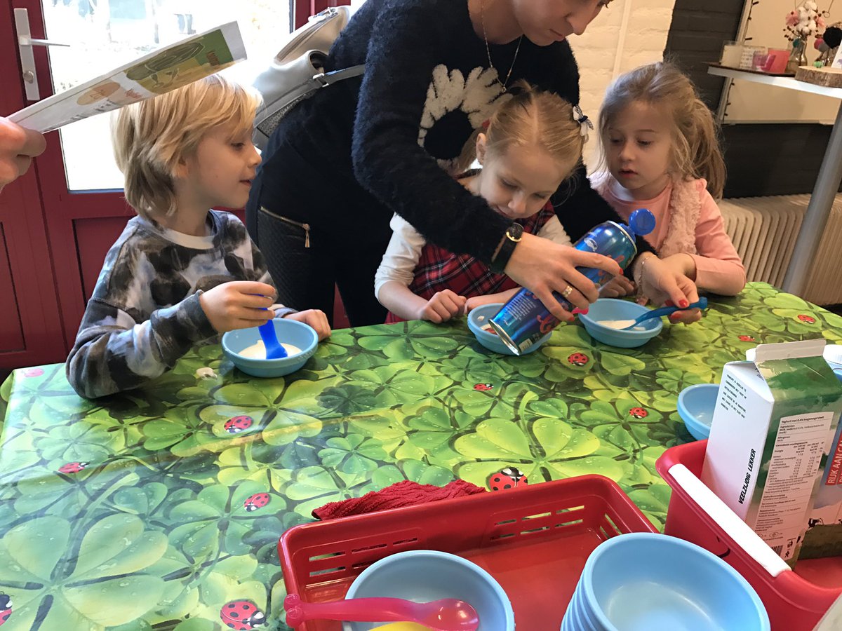 xdaniquevos's tweet image. Wat heeft groep 1/2E een leuke ochtend gehad! Veel geleerd, gemaakt en geproefd! #kookmaatjes #hubschool @Nicolaasschool3