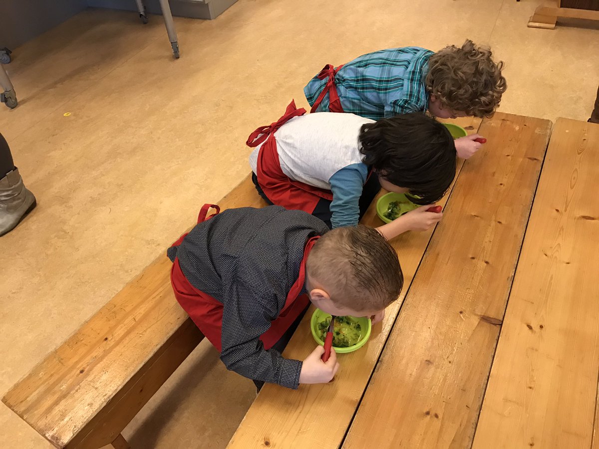 xdaniquevos's tweet image. Wat heeft groep 1/2E een leuke ochtend gehad! Veel geleerd, gemaakt en geproefd! #kookmaatjes #hubschool @Nicolaasschool3