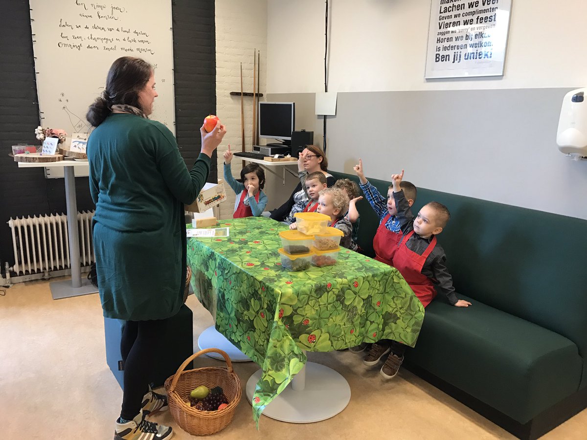 xdaniquevos's tweet image. Wat heeft groep 1/2E een leuke ochtend gehad! Veel geleerd, gemaakt en geproefd! #kookmaatjes #hubschool @Nicolaasschool3