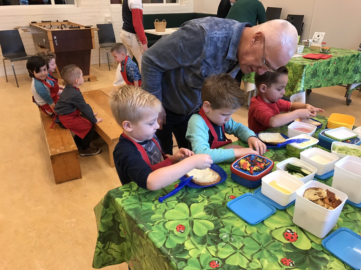 xdaniquevos's tweet image. Wat heeft groep 1/2E een leuke ochtend gehad! Veel geleerd, gemaakt en geproefd! #kookmaatjes #hubschool @Nicolaasschool3