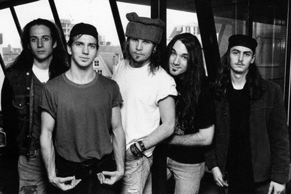 RNRSquad's tweet image. 7. Pearl Jam vs Soundgarden.