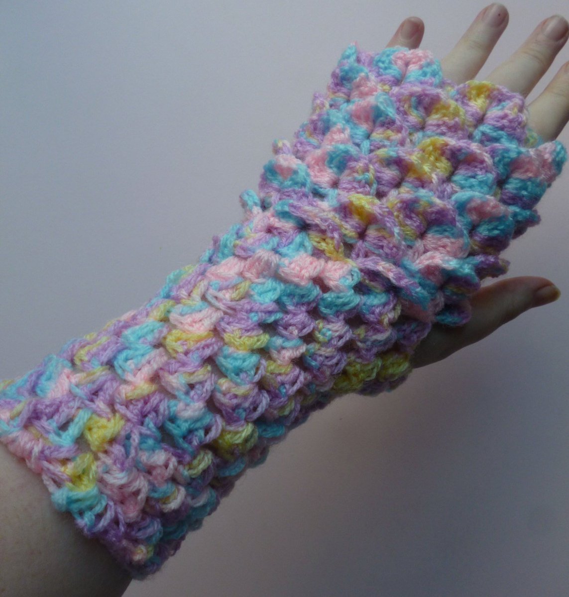 dragon scale gloves, mermaid scale gloves, fantasy gloves, … tuppu.net/3610dc54 #UniquelySam #CrochetFingerless