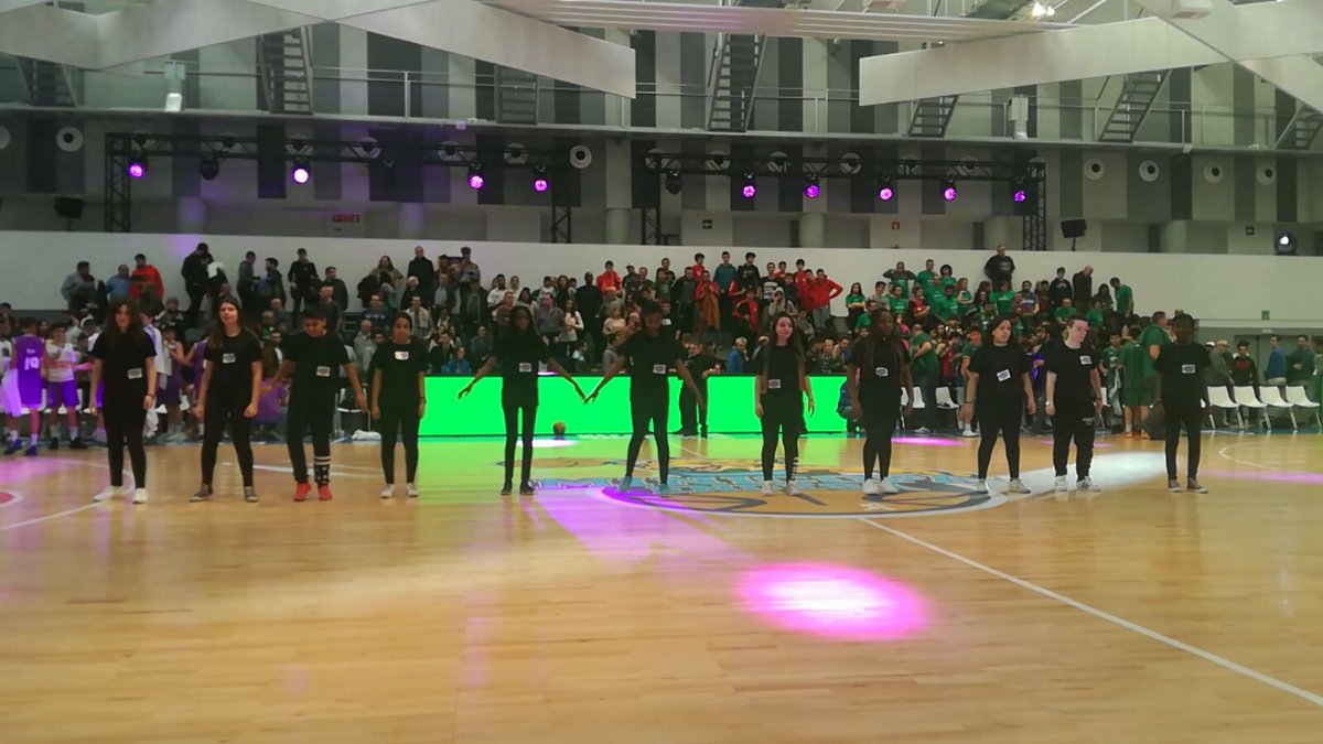goian_gasteiz's tweet photo. Hoy en la #ACBcopa el grupazo de auzodance dándolo todo! https://t.co/v4DJuCiZ9Y
