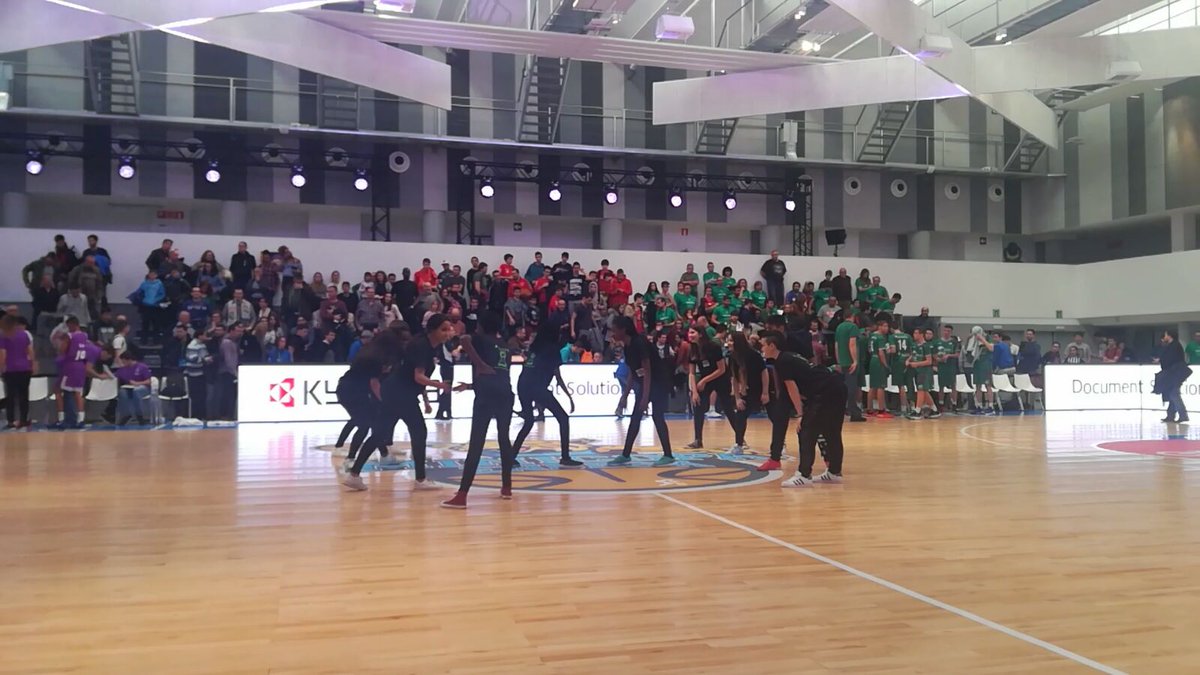goian_gasteiz's tweet photo. Hoy en la #ACBcopa el grupazo de auzodance dándolo todo! https://t.co/v4DJuCiZ9Y