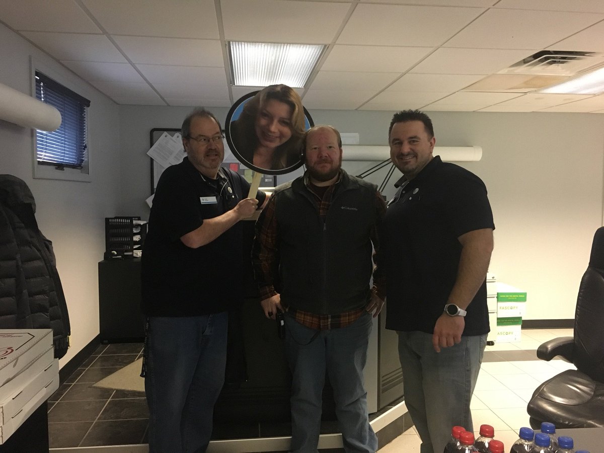 MrVrabel's tweet photo. Delivering some pizza to the hard workers at the local 911 center! #lifeatatt #RandomActsOfKindnessDay #OHPA #teamSVM https://t.co/BQaCnI0KAp