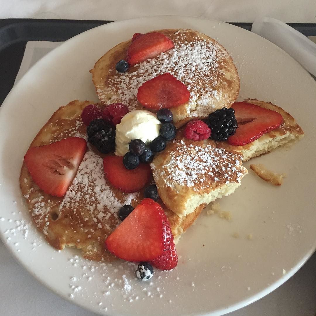 cafehugonyc's tweet photo. Somewhere along the way I realized that breakfast in bed is exactly as luxurious as it's made out to be. –– H.H. Photo: nika35 https://t.co/SraltoklJk