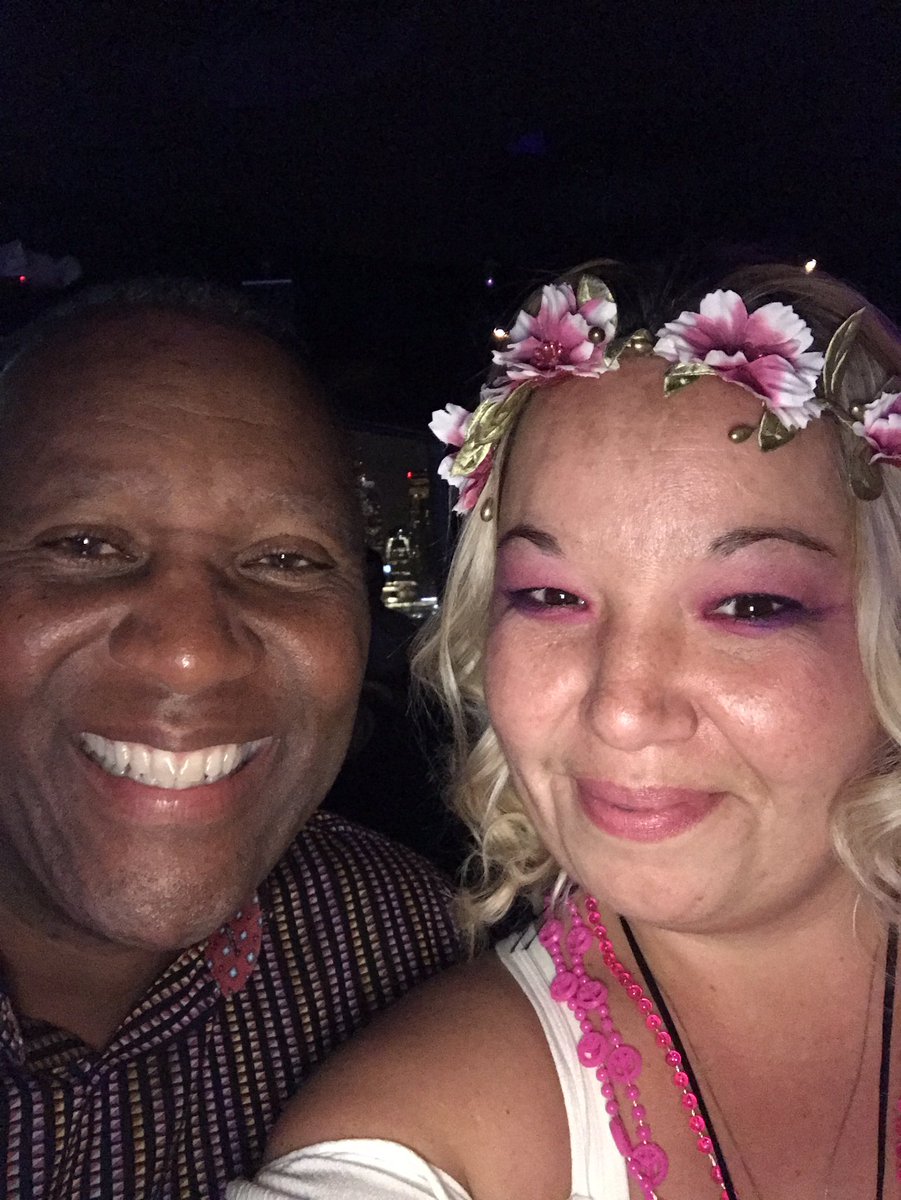 RobinRaine's tweet photo. @JoeCarter_29  selfie with Joe!! Awesome guy!! Thanks for taking the time to take a pic with me!! #okbluejays #70'snight https://t.co/4bH3ATReYK