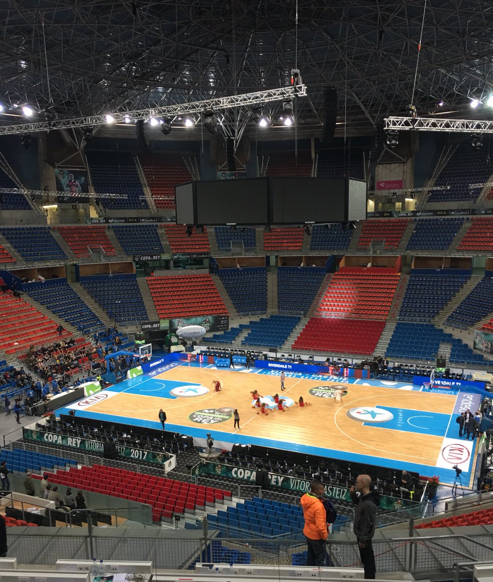 Hectorfernandez's tweet photo. Hace rato que terminó el partido pero ahora las que trabajan son las @dreamcheers preparando lo de mañana... 👏🏻💪🏻 https://t.co/PPlZLmYH5h