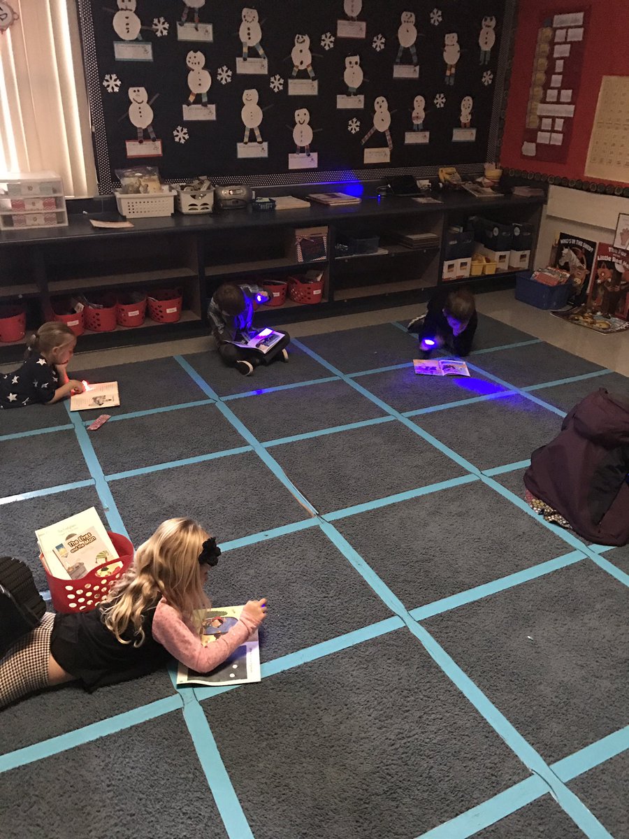 wilke1Amy's tweet photo. On a rainy Friday afternoon... you have to read in the dark with finger flashlights!! #flashlightfridays #rcsdchampions https://t.co/yttDCTuEMf
