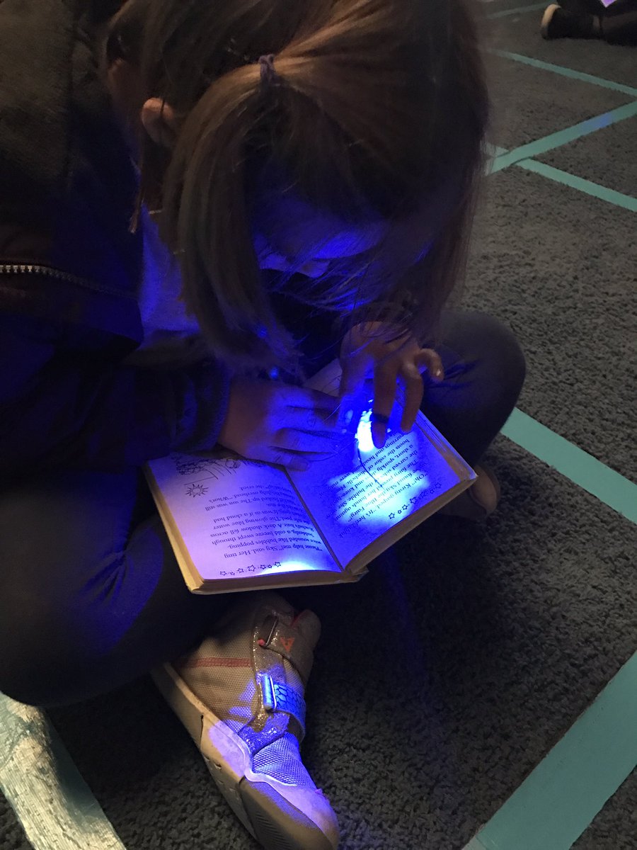 wilke1Amy's tweet photo. On a rainy Friday afternoon... you have to read in the dark with finger flashlights!! #flashlightfridays #rcsdchampions https://t.co/yttDCTuEMf