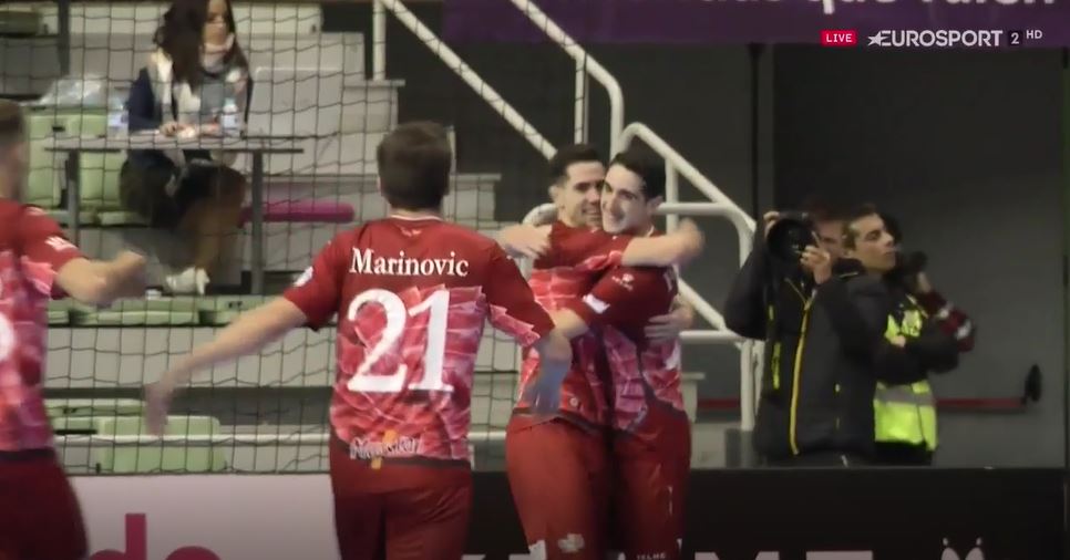 Eurosport_ES's tweet photo. VÍDEO | El resumen más completo de la victoria de @ElPozoMurcia_FS ante el @Santiago_Futsal ► https://t.co/RNGe7bQuLr https://t.co/YfAgoRtVBI