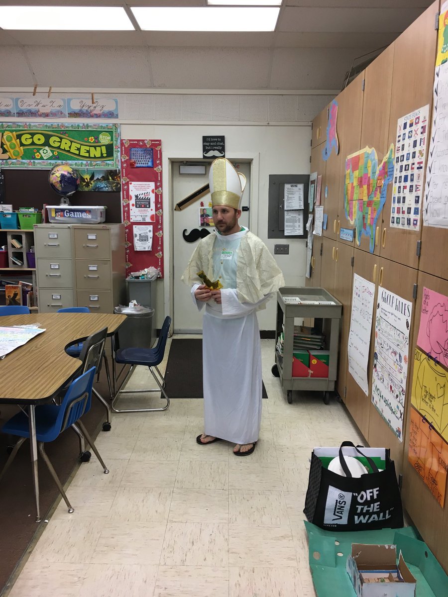 TheTimDrury's tweet photo. Love @shawn_dorton216 making his 4th Grade Class come alive! #kidsdeserveit thanks for the pic @NiehuesMurdock https://t.co/LGDyxD6nbF