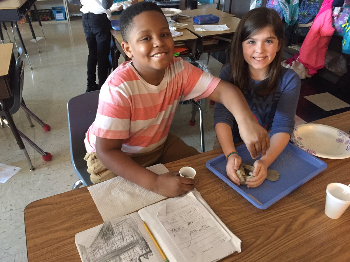 SP3rdGrade's tweet photo. Finding just the right mixture of clay, sand, and water make a Mali mud building.@stonypointschl @ajohnson2 https://t.co/hRFUZsv8KY