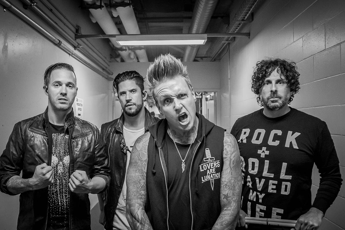 RNRSquad's tweet image. 22. Papa Roach vs Korn.
