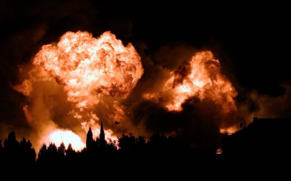 ILoveYoSo's tweet photo. Un truc gentillet quoi... #explosion #orange #jonquieres #gaz https://t.co/tPx6ctbxkL