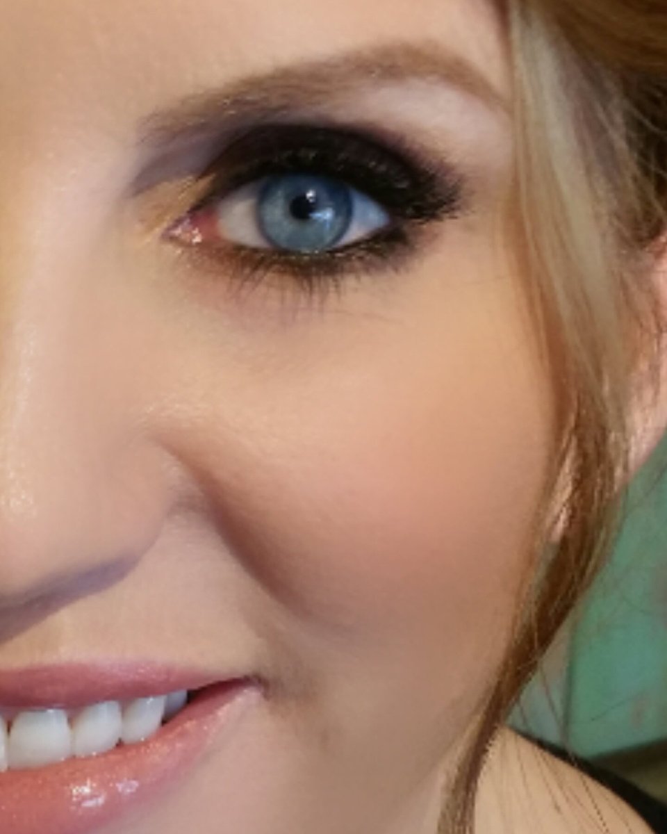 twotoneumbrella's tweet photo. Damn, your eyes 
@twotoneumbrella - #beauty 
#mua #artist https://t.co/AotuwoC9bD