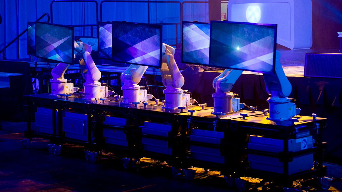 AndyRobot's tweet image. Rocking the #RoboScreens at #FullSailHOF 2017 these are ABB IRB120 cuties in synchrony programmed with #RobotAnimator and @ABBRoboticsUSA !
