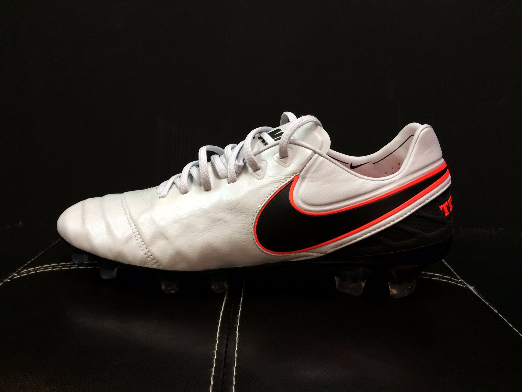 Vintage Sports 商品情報 町田店 042 850 9733 Nike ティエンポ レジェンド Vi Fg 11 999 天然皮革 カンガルー 使用の天然芝向けのトップモデル 足馴染みの良さやボールコントロール重視のプレイヤーに最適です シューズは店頭販売のみ