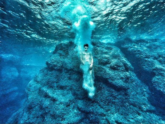 LifeProof_SE's tweet photo. Hur ser det ut när @WallsJonathan bryter vattnet efter ett 28m fall? Spana in bildbeviset, taget av @orlandoduque #TeamLifeProof https://t.co/IEQRwnwjBU