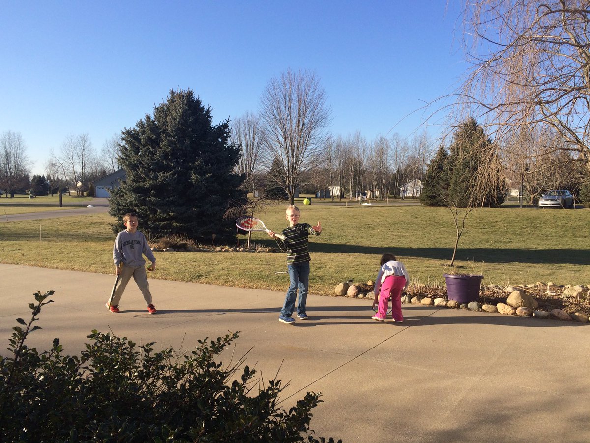 Gufe710's tweet photo. We are supposed to ski next week. Afternoon tennis. #puremichigan https://t.co/IrwpWq4mr6