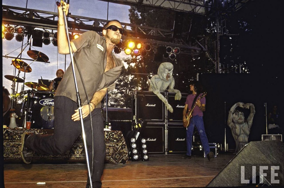 SWeilandLivesOn's tweet photo. ~ #tbt to this rocking STP concert in 1994! #iwantatimemachine 🙂 ~ photo: Dave Allocca #ScottWeiland #SWeilandLivesOn #STP #rockconcert https://t.co/b2fgPbbQQy