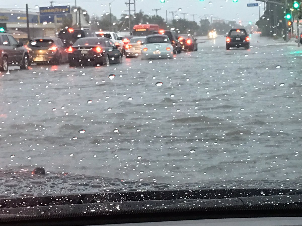 KaaosJ's tweet photo. Avoid the Lakewood Exit from the 405S it's currently flooded. https://t.co/7KPVZt39Vg