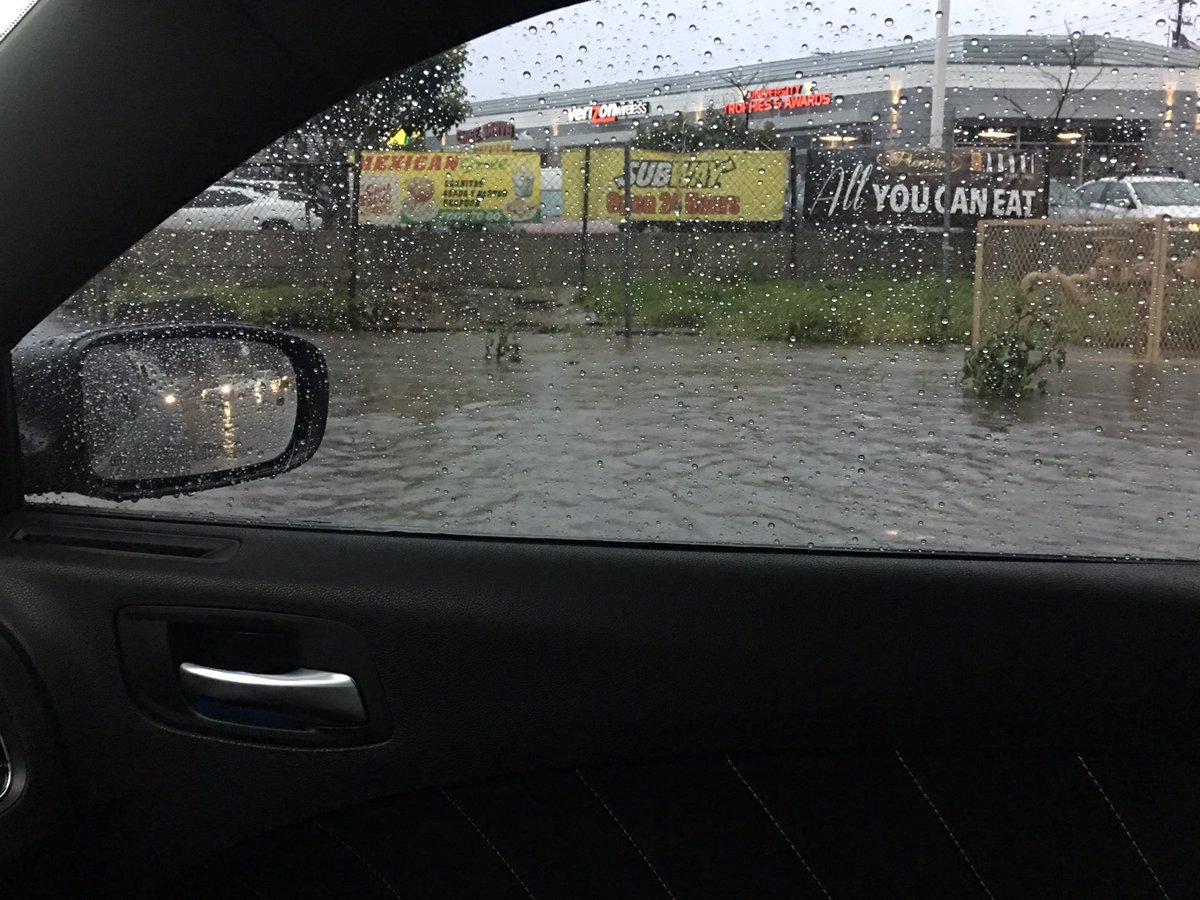 KaaosJ's tweet photo. Avoid the Lakewood Exit from the 405S it's currently flooded. https://t.co/7KPVZt39Vg