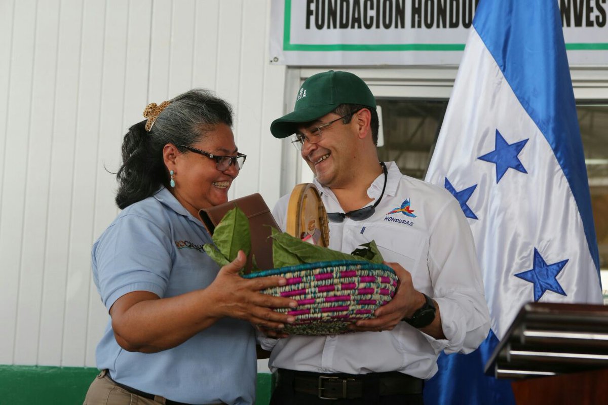 miguelrodri215's tweet photo. Día de Campo Hortícola de la #CEDEH en #Comayagua,CON LA SIEMPRE GRATA VISITA DEL PRESIDENTE @RCVHonduras @TN5Telenoticias @radiohrn https://t.co/p7OfOh4BZi