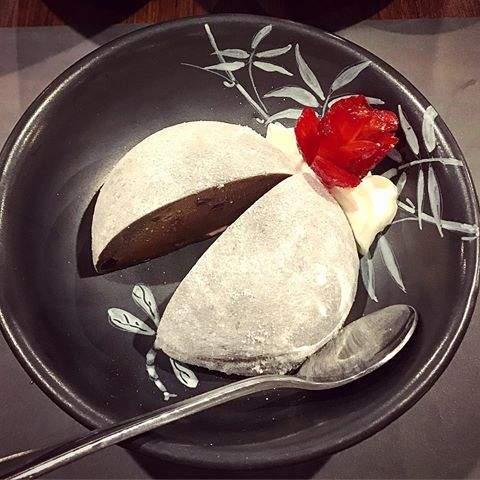 AudyRinald's tweet photo. #BLACKPLATES #ICECREAMMOCHI #blissmorning #mydailyfood #babysnack #miam #nomnomnom #breakfast #chocolate #happybaby https://t.co/67vbgs2CrB