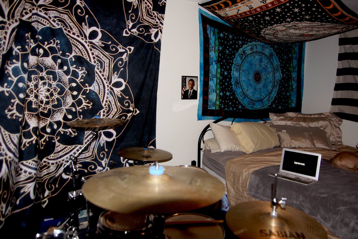 SeanJonesSquad's tweet photo. My den, spend 90% of my time in here https://t.co/hZHvfig3kt