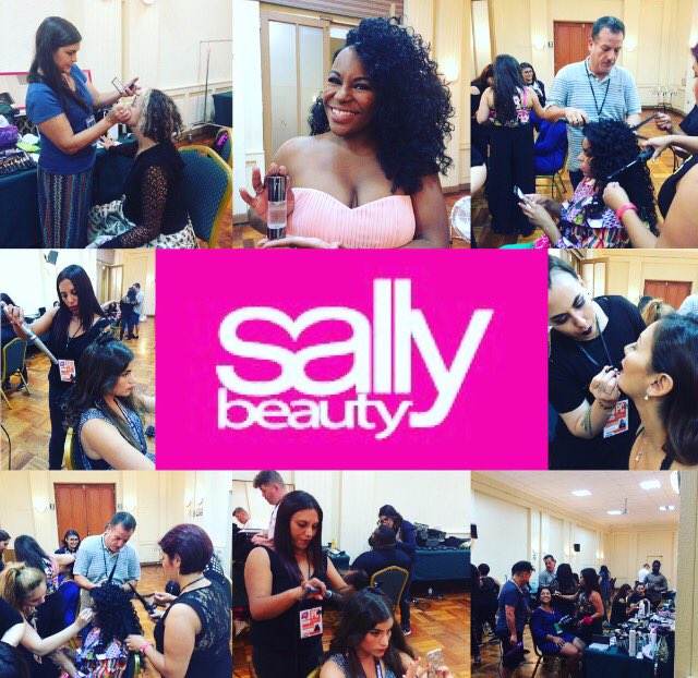 SallyBeauty_Cl's tweet image. @SallyBeauty_Cl presente en #LAGALA creando los mejores look en peinado y maquillaje para @elfestival