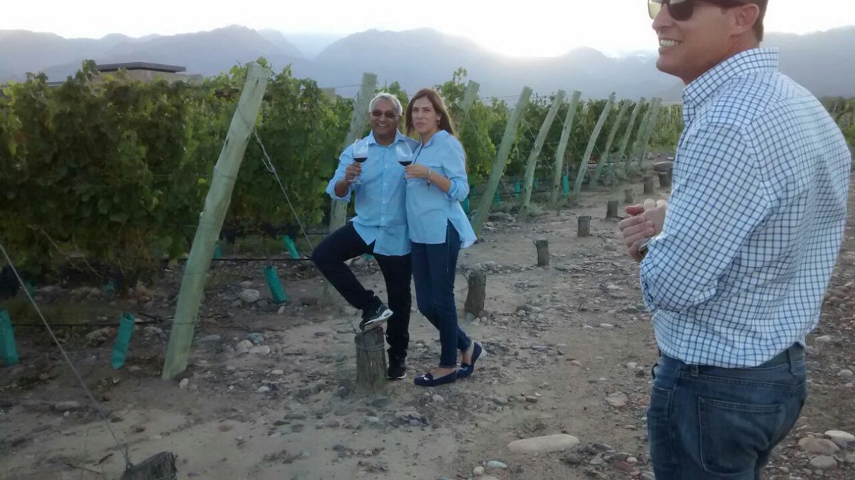 CaritoFuller's tweet photo. Doc revana con Elba en bodega ...Lindisma tarde https://t.co/TfHBF9BrP6