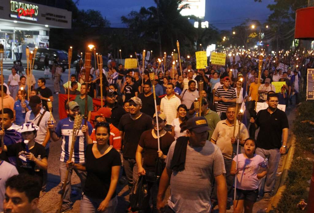 AntiBotsHN's tweet photo. 🔥 Reviven las Marchas en #Honduras que exigen la Renuncia del Presidente Hernandez, Justicia Para Kevin y un alto a la #Corrupción
#FueraJOH https://t.co/RJwwhUNvqQ