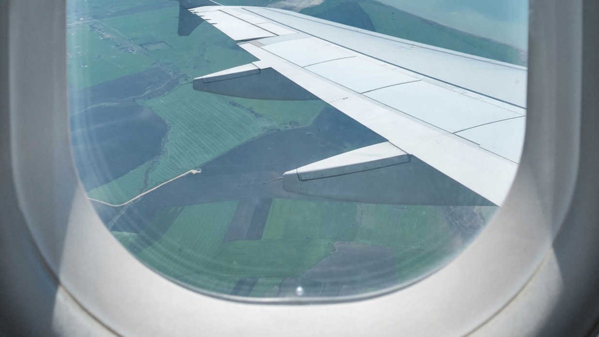 RInnFallbrook's tweet image. Have you ever noticed that tiny hole in a plane window? The reason it's there may surprise you. #travel #knowledge bit.ly/2iQTASg