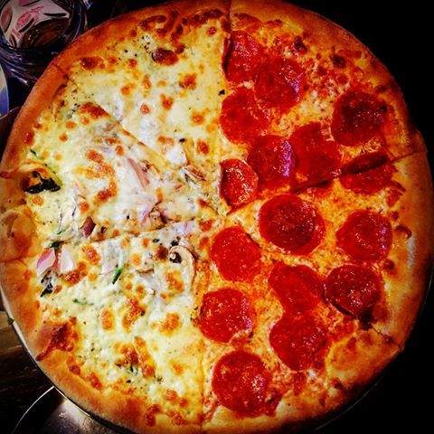 MinzyDpp's tweet photo. Membuatku sangat lapar @DP_BISTRO #pizza https://t.co/LVXyjs1uwx