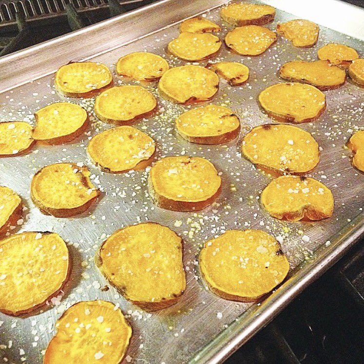 Wrapping up this #NoFryday Friday with these delicious BAKED (not fried) sweet potato crisps! Follow my Instagram: SecretCoconut for more ✌🏼