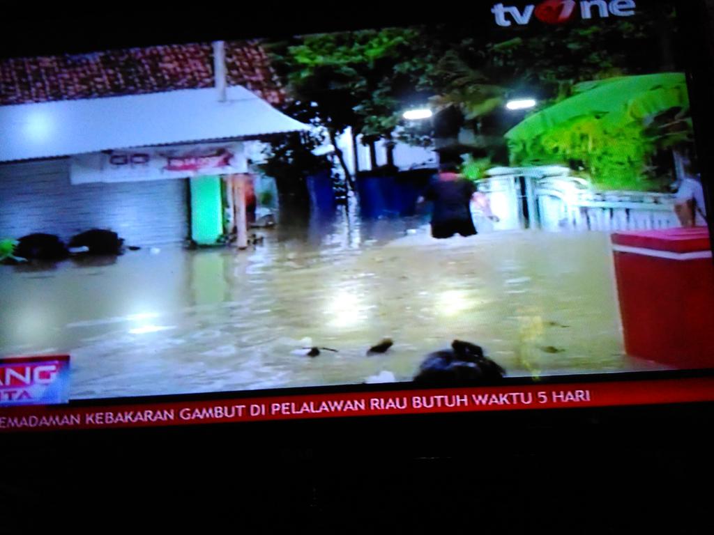 Banjir Brebes di Ruang Kita <a href="/tvOneNews/">tvOnenews</a> cc <a href="/BrebesUpdate/">Brebes Update</a> <a href="/brebesku/">..</a> <a href="/BPBDBREBES/">BPBD BREBES</a> @cintabrebes <a href="/info_brebes/">Brebes Berhias</a> <a href="/BrebesInfo/">Brebes Info</a> <a href="/infoBrebez/">Info Brebes</a> <a href="/infobrbs/">Informasi Brebes</a>