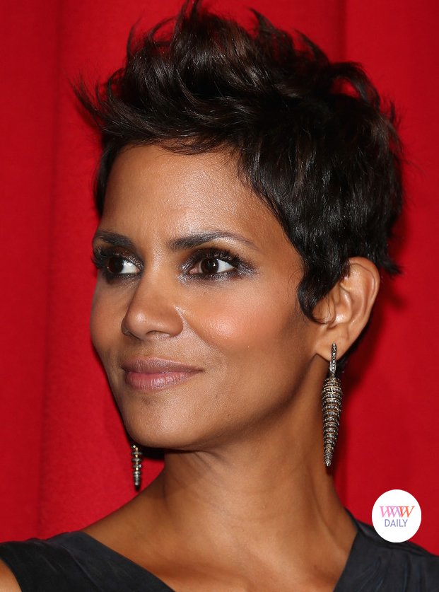 wwwjewelsdaily's tweet photo. #JewelFlashback: #HalleBerry #earrings at #CloudAtlas premiere in Germany #redcarpet - Nov 2012 #jewelry https://t.co/wGlpXDwC8w