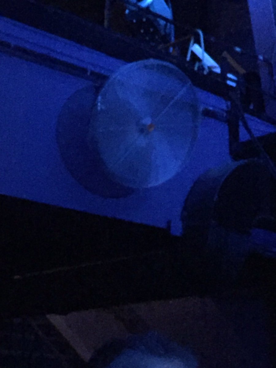 JJThompsonmusic's tweet photo. Turn off the fan at @thephoenixtdot #werecold https://t.co/nzk9TwlgKE