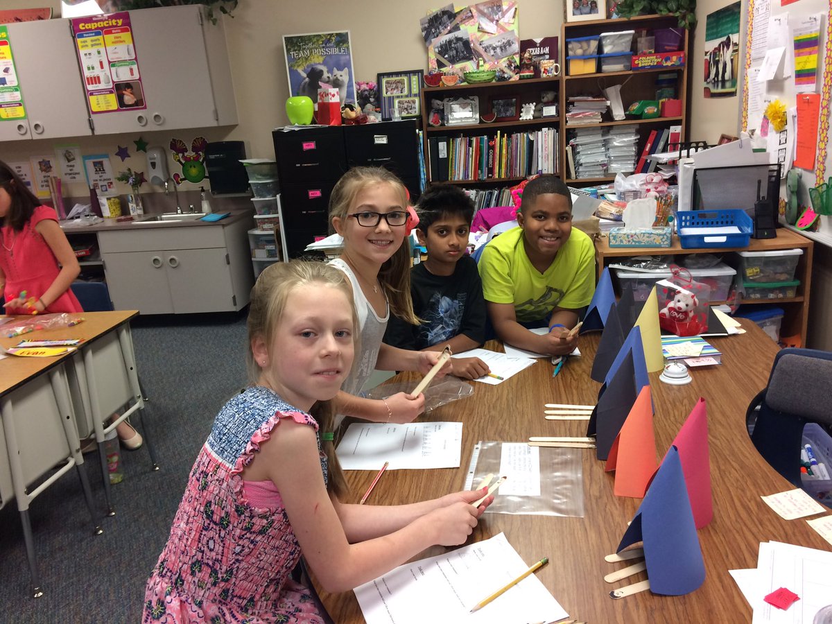 AmySpurlin1's tweet photo. Learning long division and how to interpret remainders.@PowellCISD https://t.co/9Ord6XKX5X
